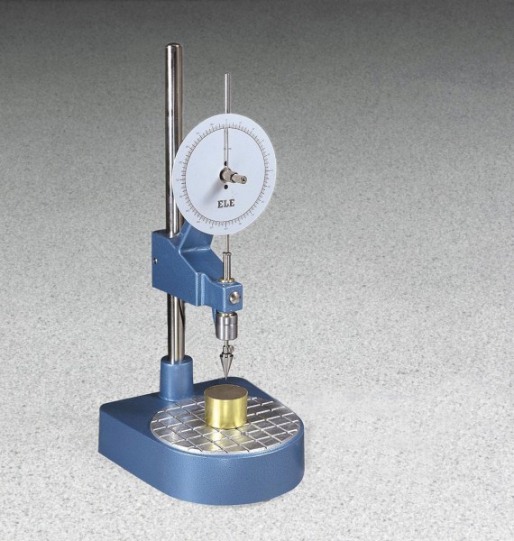 Fall cone penetration test apparatus utilized for performing tests in relation to estimation of the liquid limits of soils