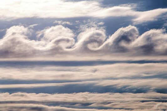 Kelvin-Helmholtz instability in cloud formations 