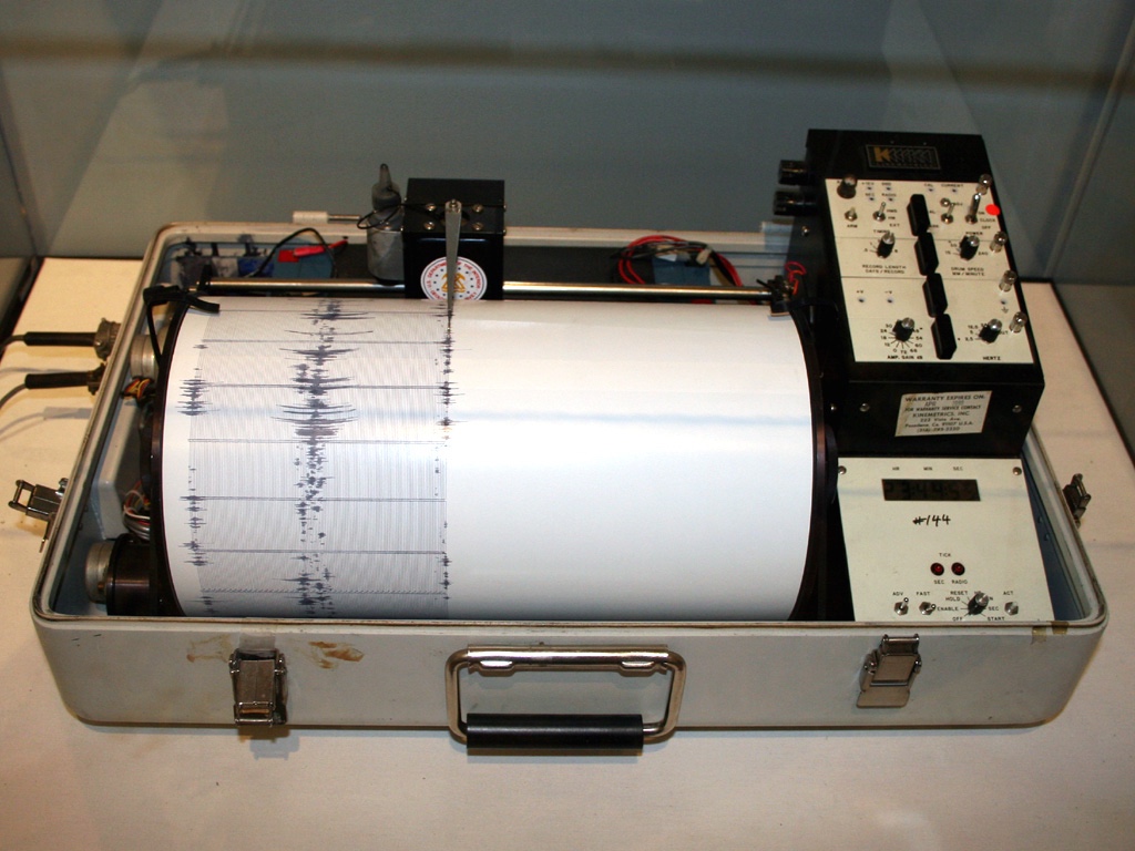 a picture of a seismographic device showcasing the measurement vibrations from an earthquake, these devices are used for calculation of epicenters